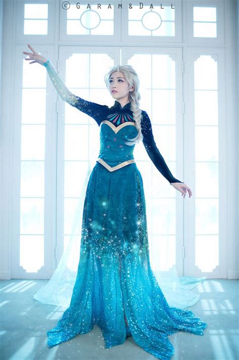 Photo Series Captures Elsa’s Transforming Dress [Cosplay] | Disney cosplay, Elsa costume, Elsa ...