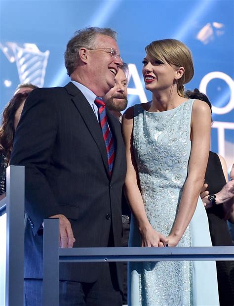 Fans go wild as Taylor Swift's dad spotted jamming with Matty Healy ...