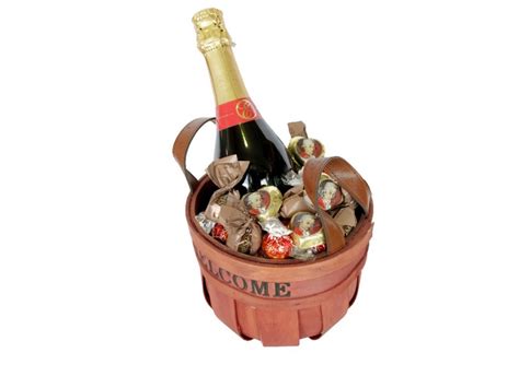 Buy Sparkling Wine and Chocolate Gift Basket | Israel-Catalog.com