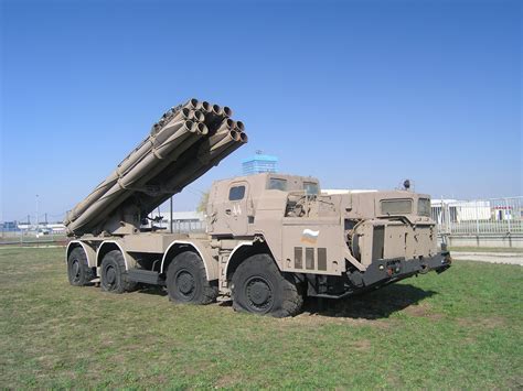 The BM-30 Smerch (Tornado) or 9A52-2 Smerch-M (300mm) heavy multiple rocket launcher. | Militair