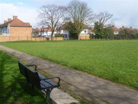 Sutton Common Park © Marathon cc-by-sa/2.0 :: Geograph Britain and Ireland