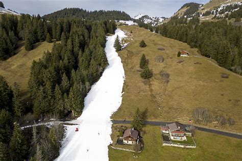 Swiss Alps lack snow as unusually warm weather persists - CSMonitor.com