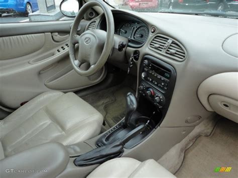 2001 Oldsmobile Alero GL Sedan interior Photo #54637671 | GTCarLot.com