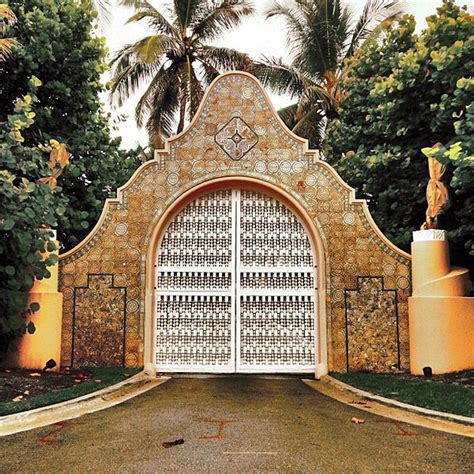 Image: Mar-a-Lago estate gate in Palm Beach, Forida (14606506904)