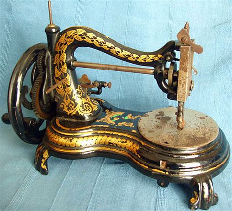 designing life: Antique Sewing Machines!