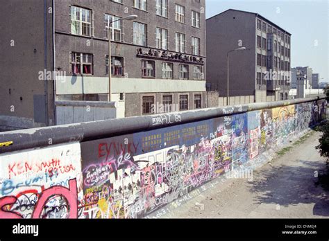 Checkpoint charlie berlin wall 1989 hi-res stock photography and images - Alamy