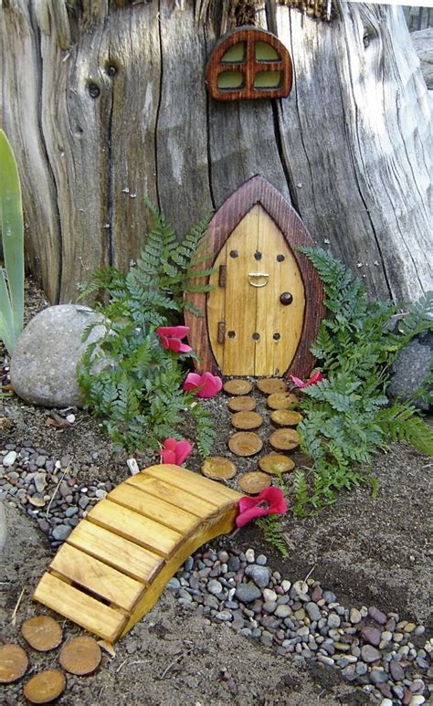 une composition décorative dans le jardin - une porte et une fenêtre ...