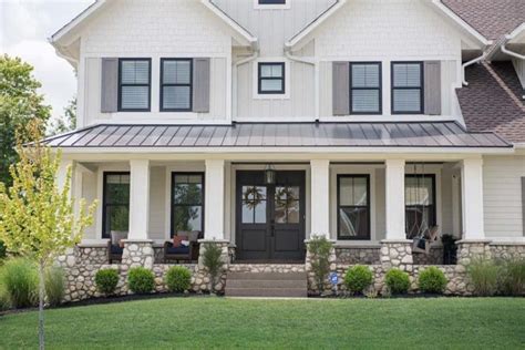 Modern craftsman home in Indiana with farmhouse-chic accents Modern ...