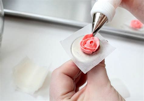 Wilton style roses | Wilton royal icing recipe, Royal icing flowers, Icing flowers