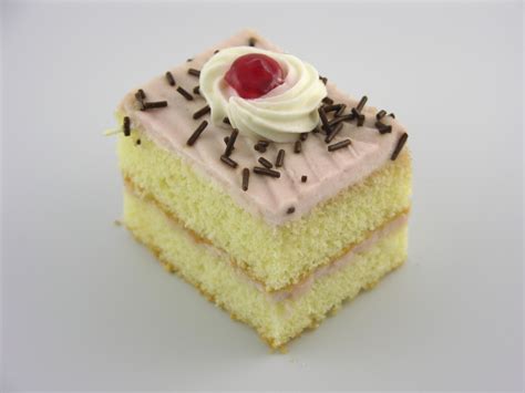 Raspberry Cake Pastry - Classic Bakery