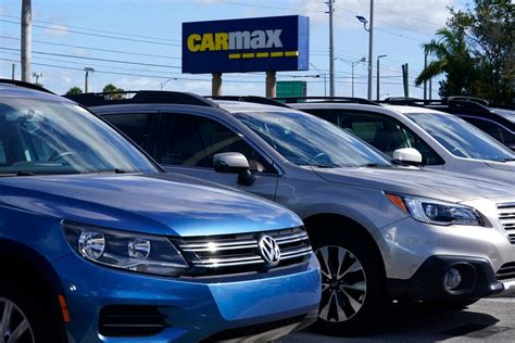 CarMax says used vehicle sales hit by waning consumer confidence