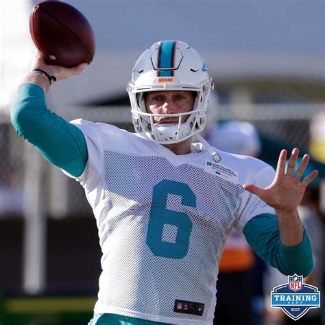 Jay Cutler takes the field as a @miamidolphins QB! 🐬🐬 #NFLTrainingCamp ...