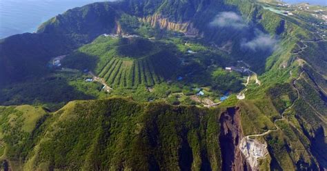 Amazing world-world we watch : Aogashima Island – Village In Active Volcano Crater