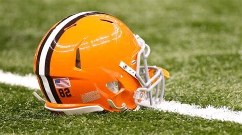 Browns want players to earn their helmet stripes - NBC Sports