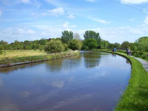 Lancaster Canal walk © Len Williams cc-by-sa/2.0 :: Geograph Britain and Ireland
