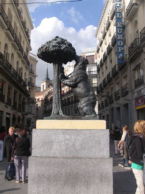 Puerta Del Sol Bear Statue - מדריד – ויקיפדיה | Bear statue, Statue, Madrid