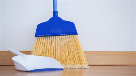 How to Clean a Broom | Lifehacker