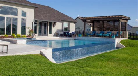 Why Build A Custom Infinity Pool? - Platinum Pools