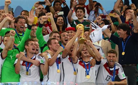 File:Germany players celebrate winning the 2014 FIFA World Cup.jpg - Wikimedia Commons