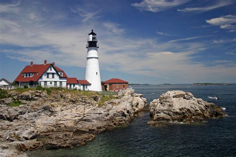 10 Essential New England Lighthouses - New England Today