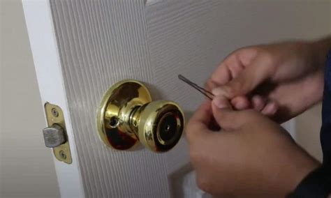 How To Fix Bathroom Door Handle Lock - Artcomcrea