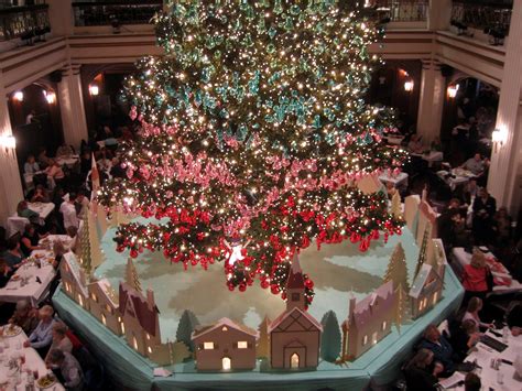 Moments of Delight...Anne Reeves: Christmas Tree in Macy's Walnut Room