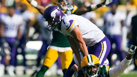 Daniel Carlson, Vikings kicker, has three costly missed FGs in tie