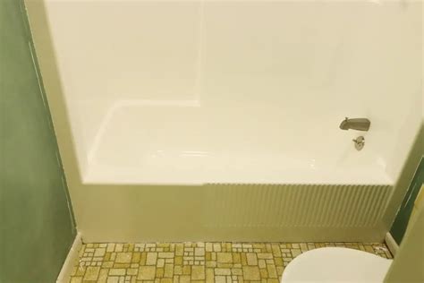 DIY Bathtub Refinishing - Tips To Update Your Tub With Rust-Oleum Tub And Tile Refinishing Kit ...