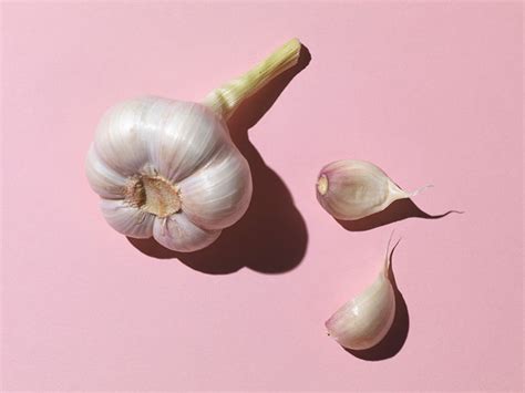 Garlic Allergy: Symptoms and More