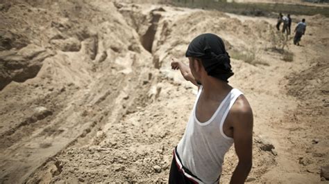 Egypt starts dig on Gaza border to flood tunnels