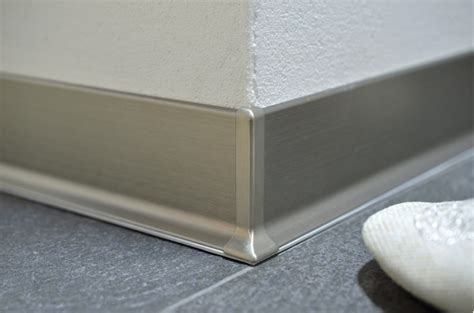 Metal wall baseboard for commercial buildings — Coverings