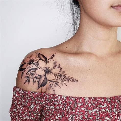 Tatouage épaule femme : idees délicates et féminines à emprunter