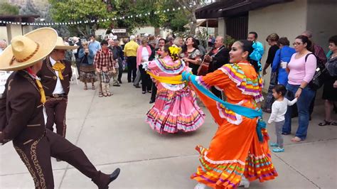 Mariachi Dancers after Sunday Mass - YouTube