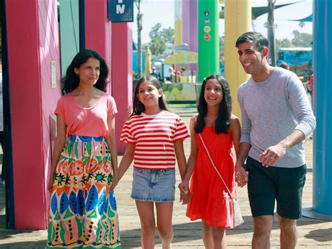 Sunak strolls along sun-soaked California pier with family in holiday photos | Express & Star