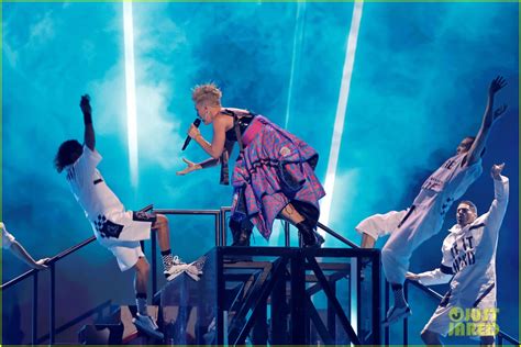 Pink Takes a Leap of Faith While Performing 'Trustfall' at iHeartRadio Music Awards 2023: Photo ...