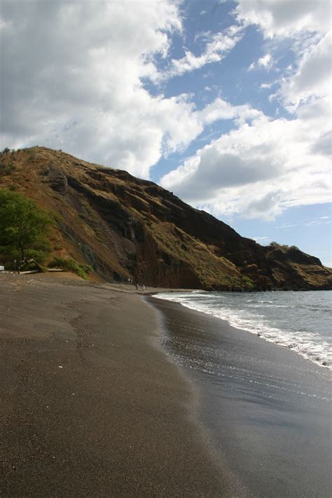 Oneuli Beach - A Beautiful Black Sand Beach in South Maui | Only In Hawaii