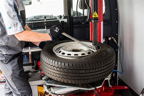 Car Mechanized Tyre Changing - MHKS Tyre Care