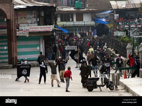 Srinagar, Kashmir. 9th Nov 2018. Kashmiri youth display flags and shout ...