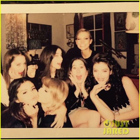 Taylor Swift & Selena Gomez Hug In This Adorable New Pic: Photo 3249313 ...