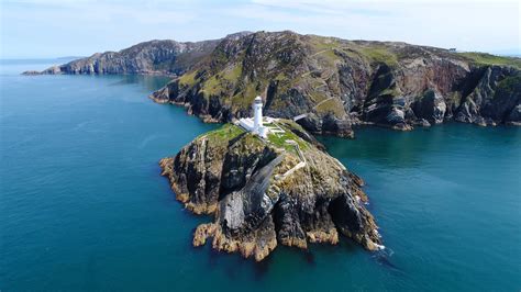 A Complete Guide to South Stack Lighthouse - Menai Holidays