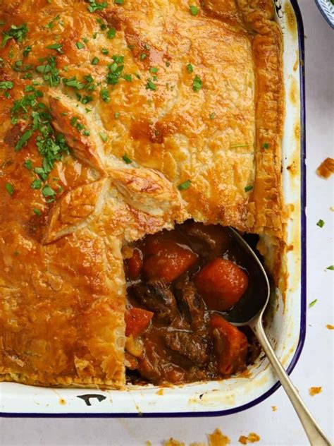 Really Easy Steak Pie {with Puff Pastry & Rich Gravy}