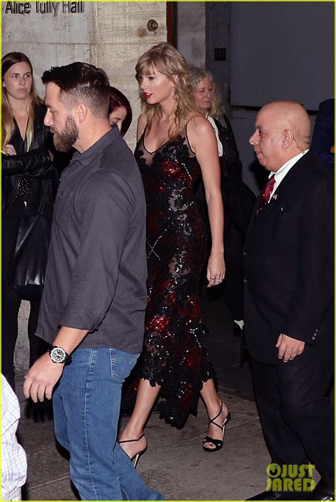 Taylor Swift Looks So Chic at 'The Favourite' Premiere with Joe Alwyn ...