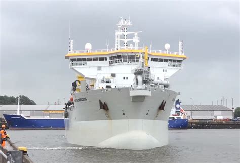 Maintenance dredging in the port of Hamburg // EMSTEC GmbH