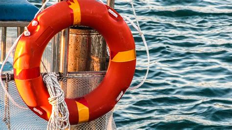 8 Boat safety tips for smooth sailing - Click & Boat Blog