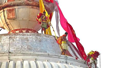 Puri3 (jagannath temple flag changing) - Savaari Blog