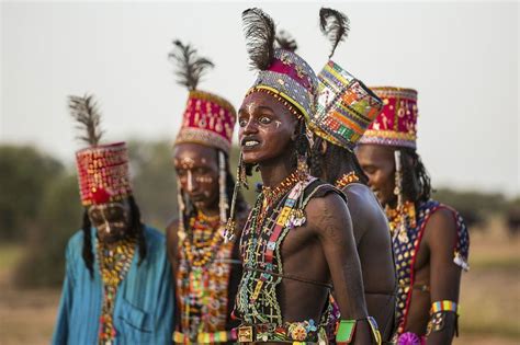 In pictures: The men competing for love in the deserts of Chad - BBC News