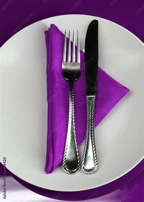 A modern restaurant table setting in purple Stock 写真 | Adobe Stock