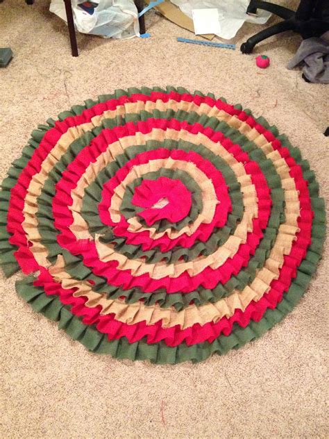 Lyndi's Projects: Ruffled Burlap Christmas Tree Skirt