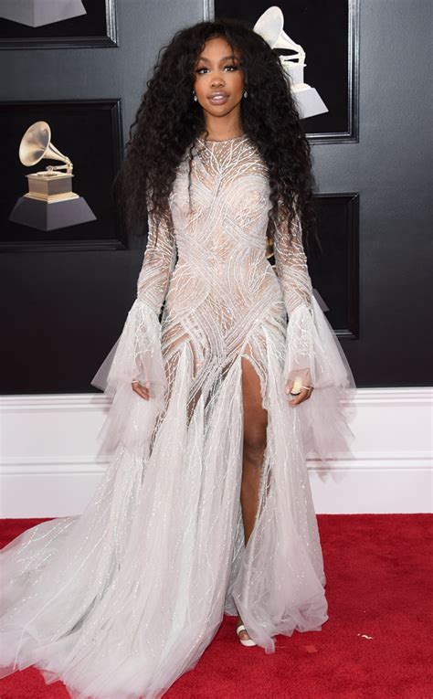 SZA Brings Mom and Grandma to Grammys and Talks Overcoming Shyness | E ...