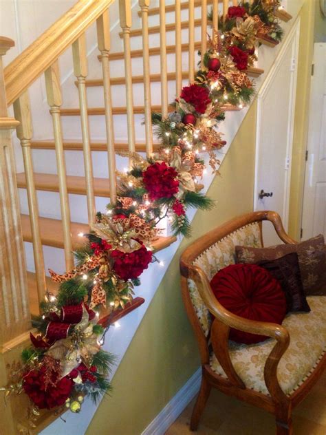 40+ Christmas Staircase Decoration Ideas